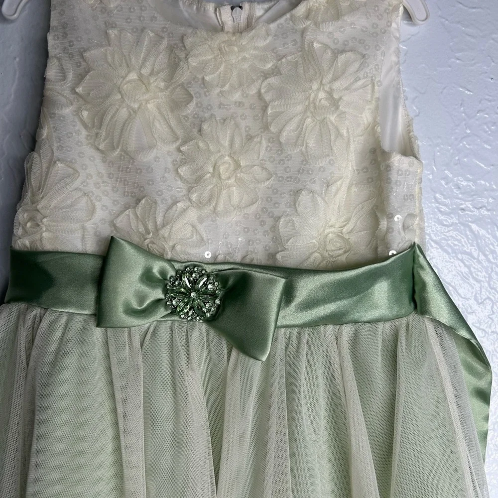 Charming Kids Dress with Green and White Floral Design - Picture 4 of 5